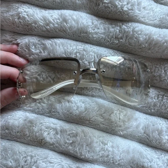 Elegant Silver Rimless Sunglasses - Picture 2 of 3